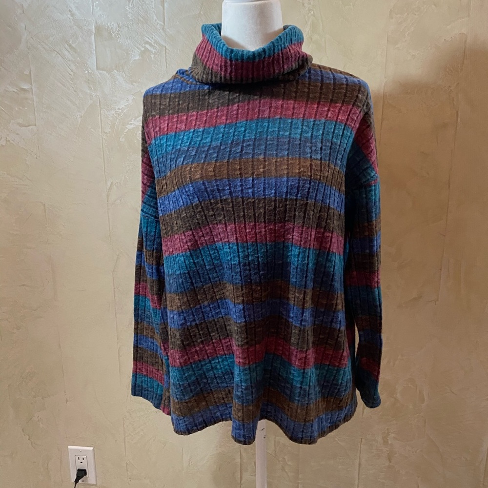 Silenus turtleneck with back split, chenille feel